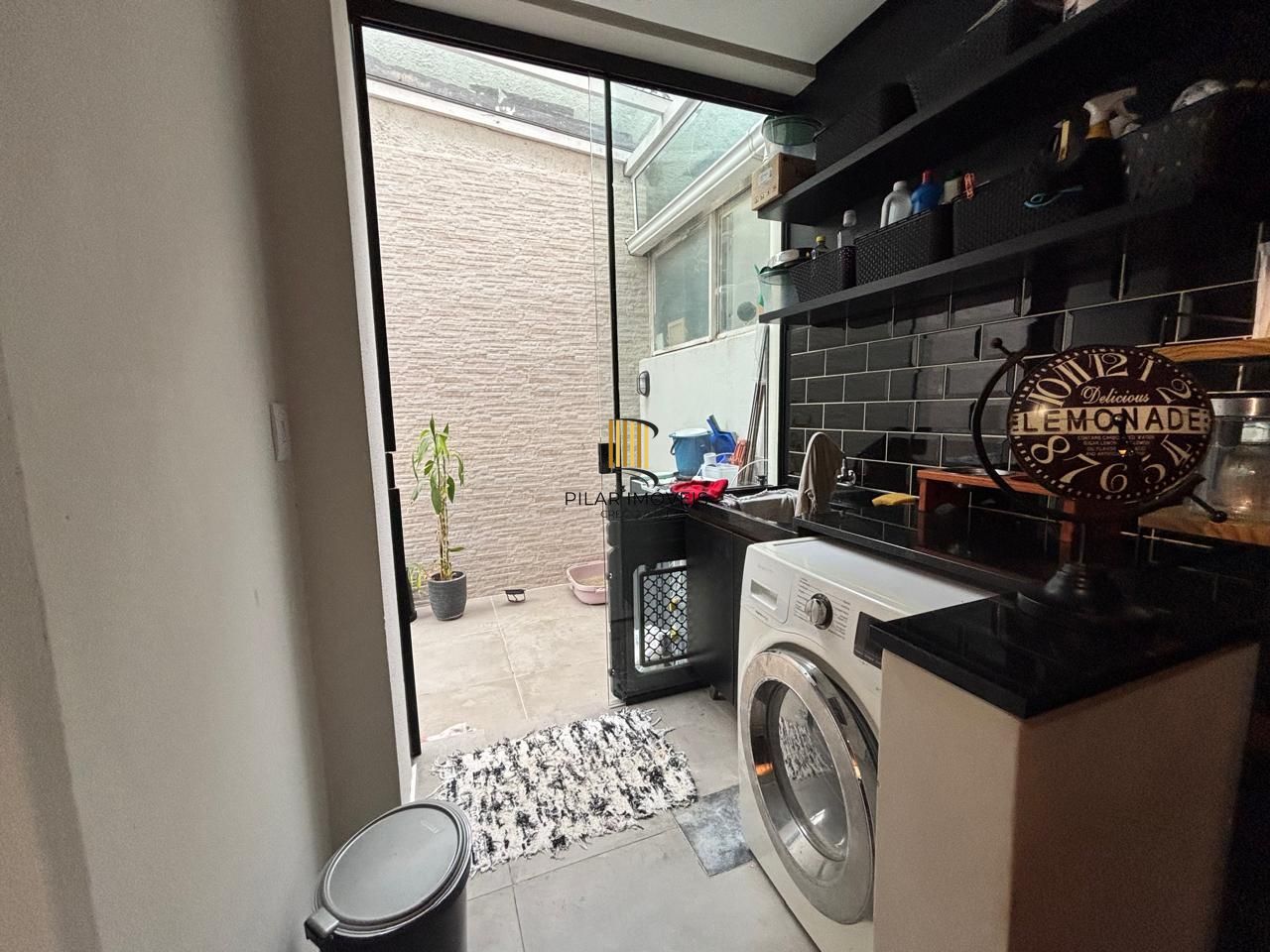 Excelente Casa em Condomínio Fechado 2 Dormitórios Recém Reformada