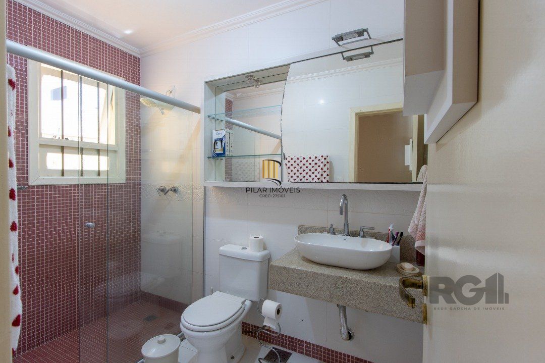 Casa com 452m² de área construída, 02 suítes, banheira de hidro, closet, 02 banheiros sociais, 03 living com 02 ambientes, 02 lareiras