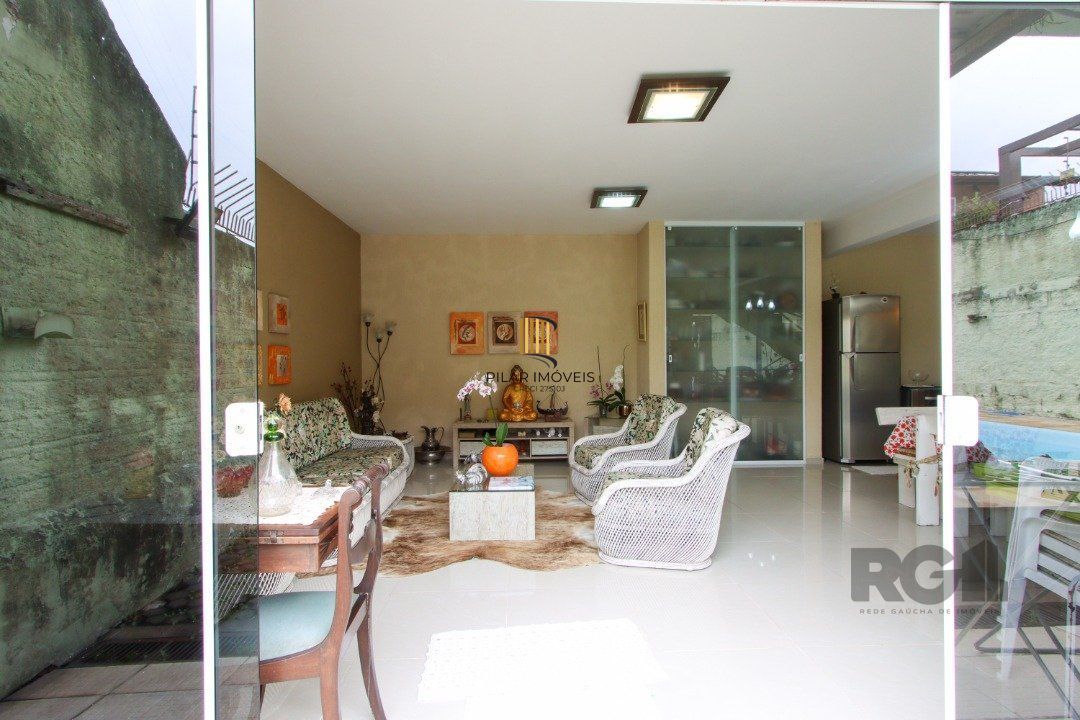 Excelente Casa Tipo Sobrado de alvenaria