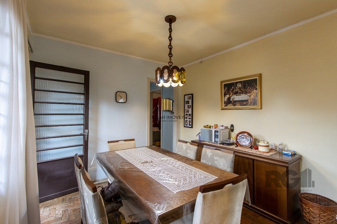 Casa térrea, 2 quartos, 2 vagas, edicula com 1 quarto e um banheiro - Bairro Tristeza