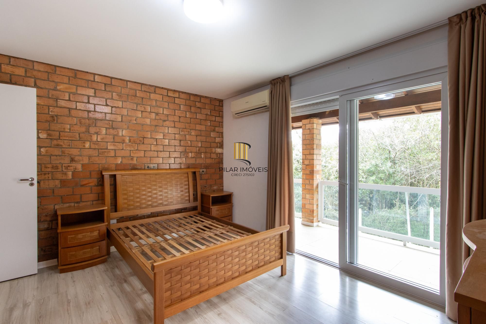 Casa de alvenaria, com 3 dormitórios, 1 suíte, living, cozinha, lavanderia, churrasqueira, banheiro social, pátio e 4 vagas de garagem.