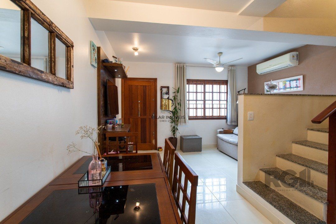 A casa possui 78m² de área construída, com um adicional de 20m²
