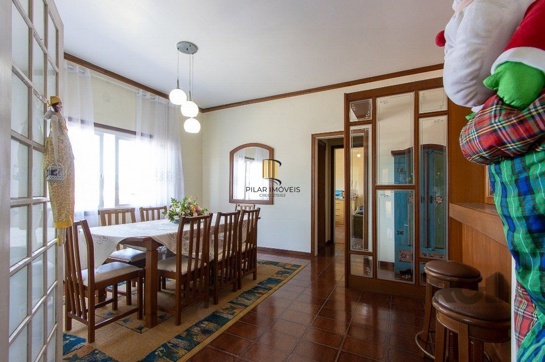 Casa com 4 quartos, suíte, churrasqueira, lareira, garagem coberta e lindo jardim.