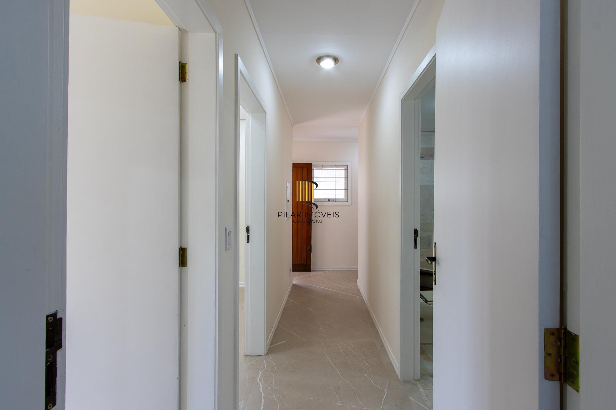 Casa com 2 dormitórios 3 banheiros. lareira e churrasqueira, e com arquitetura moderna.