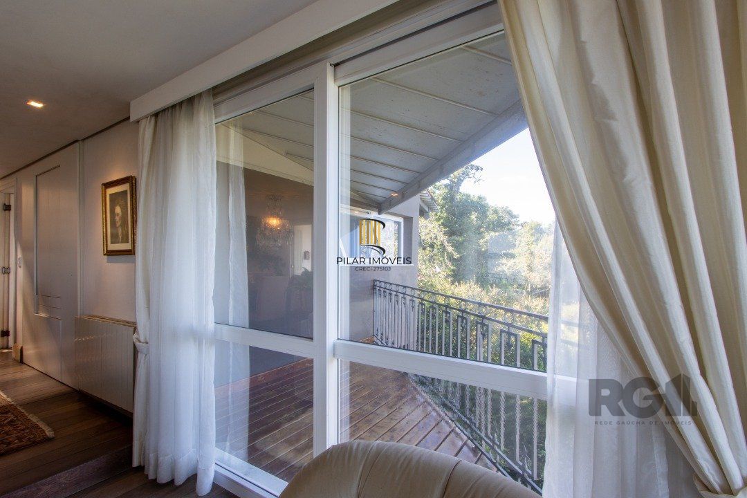 Casa deslumbrante vista do Guaiba, 3 dormitórios, sendo 1 suite master com closet e banheira de hidro com vista para o rio
