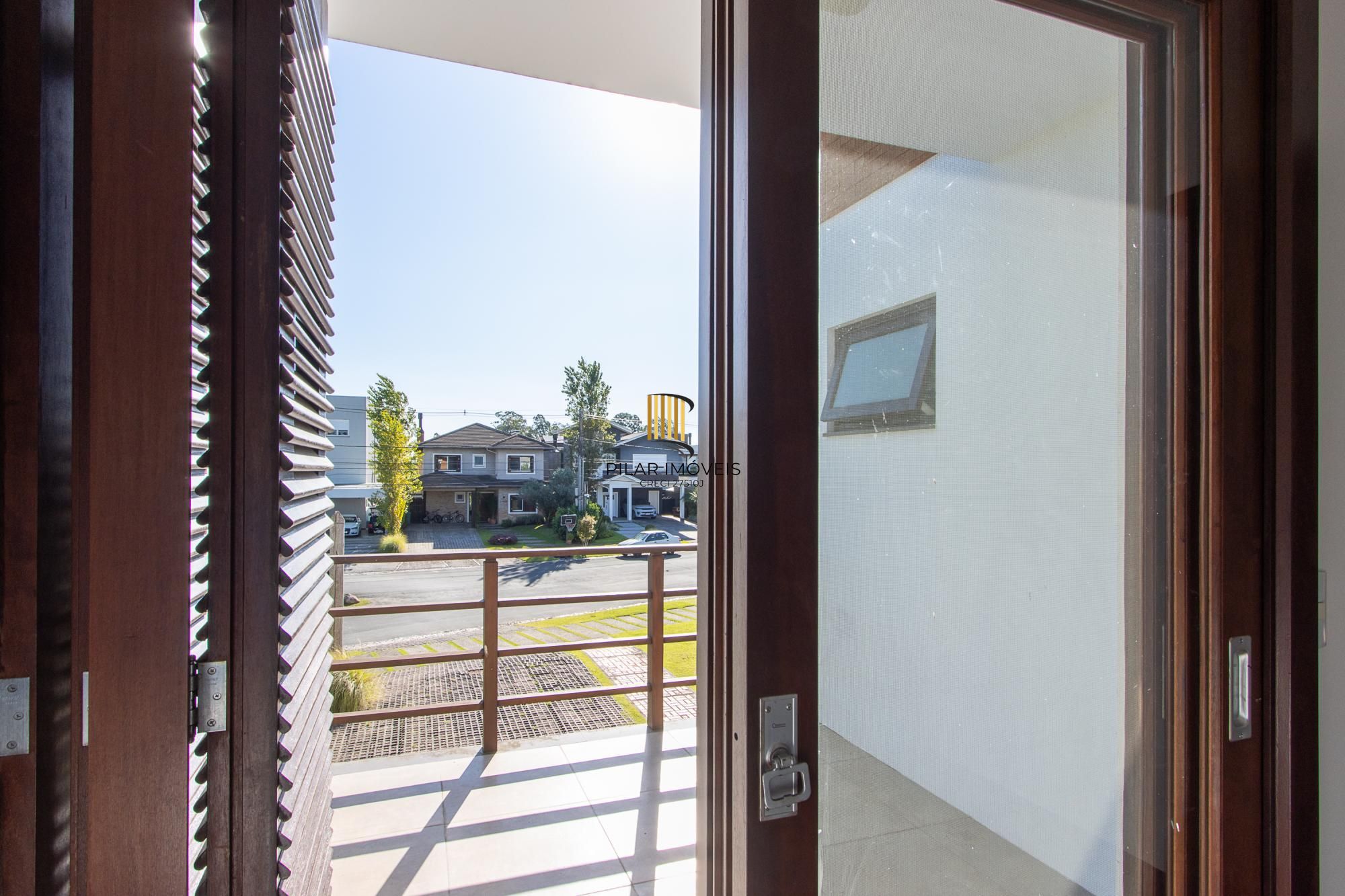 Casa no Condominio Terra Ville.  3 suites, com fundo para o lago.