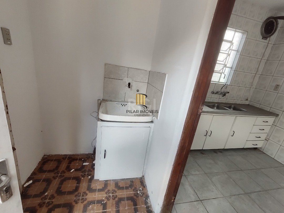 Casa à venda com 3 quartos, 1 vaga e pátio - Bairro Medianeira