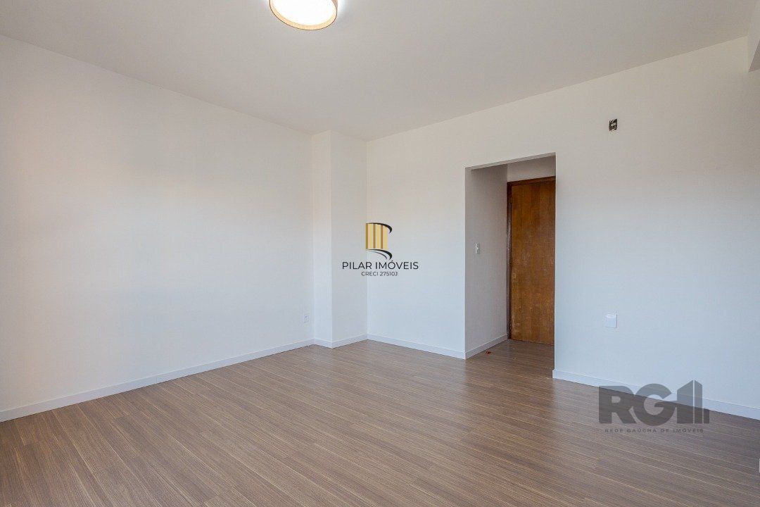 Casa 103m² - 3 dormitórios, 1 suíte, piscina, 2 vagas no bairro Hípica