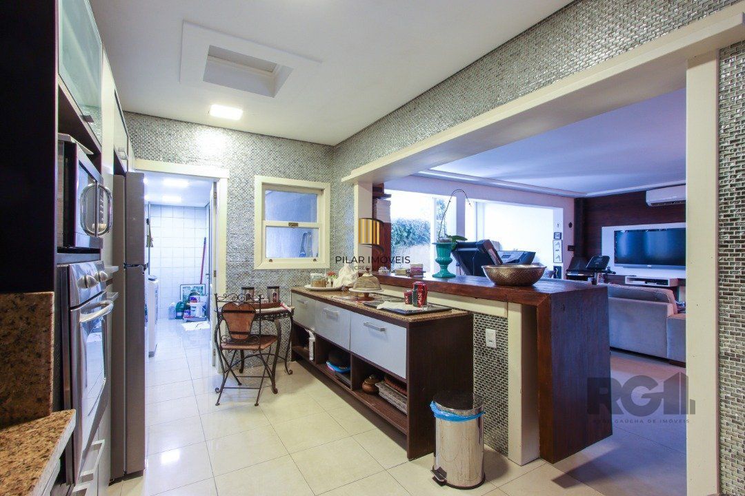 Casa com 327m² de área privativa, oferecendo 3 dormitórios, sendo 3 suítes