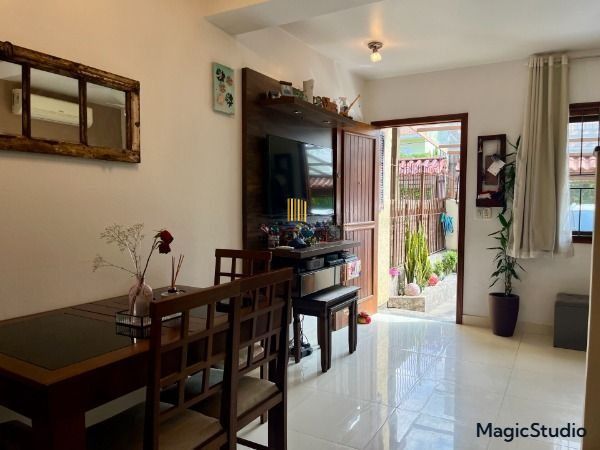 A casa possui 78m² de área construída, com um adicional de 20m²