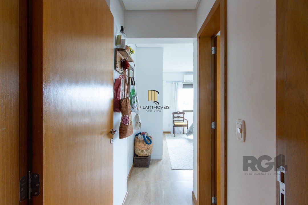 Apartamento possui 3 dormitórios, sendo 1 suíte, semi-mobiliado, com 107,27m² de área privativa, living para 2 ambientes, espaço gourmet com churrasqueira, cozinha com área de serviço; 2 vagas simples de garagem