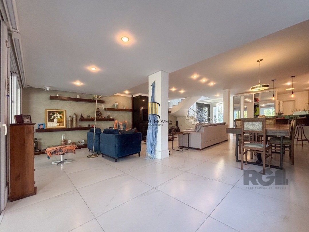 Casa em condomínio com pátio, piscina, 3 suítes e 2 vagas
