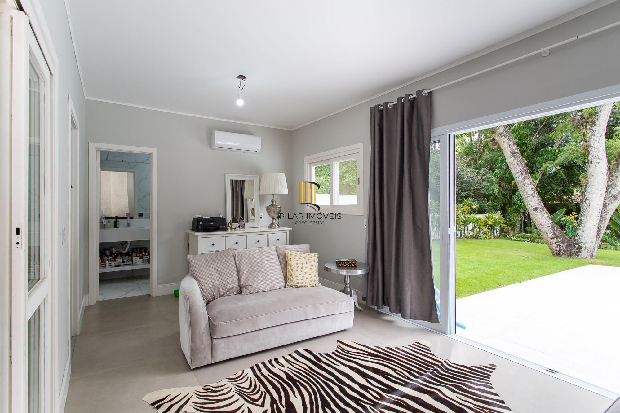 Casa térrea no Condominio Terra Ville, com patio e piscina.