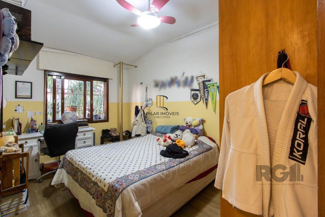 Casa no bairro Cristal, Possui 4 dormitórios, sendo 1suíte, closet e banheira de hidromassagem, com possibilidade de um podendo 1 dormitórios extra.