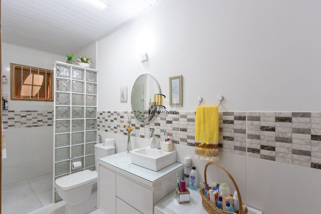 Casa para Venda - 370m², 4 dormitórios, sendo 1 suites, 6 vagas - Lomba do Pinheiro