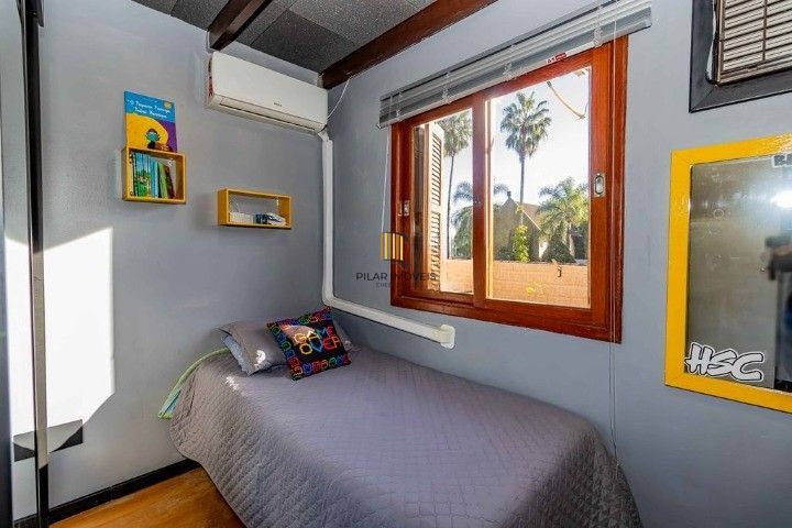 Casa de 3 dormitórios, em condomínio fechado na zona sul de Porto Alegre,  com lareira, churrasqueira e vaga de garagem.