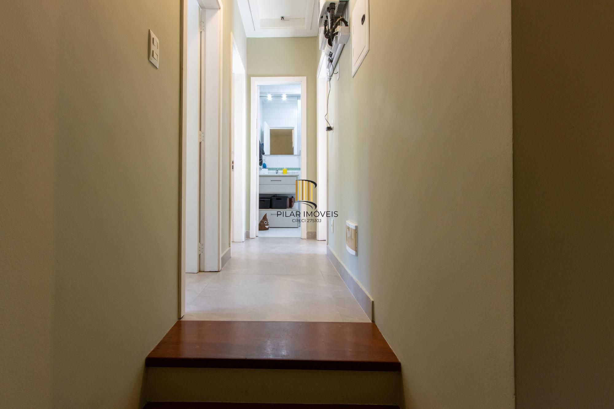 Casa em condomínio, com 3 quartos, com suíte, 2 vagas cobertas, churrasqueira, no Bairro Nonoai.