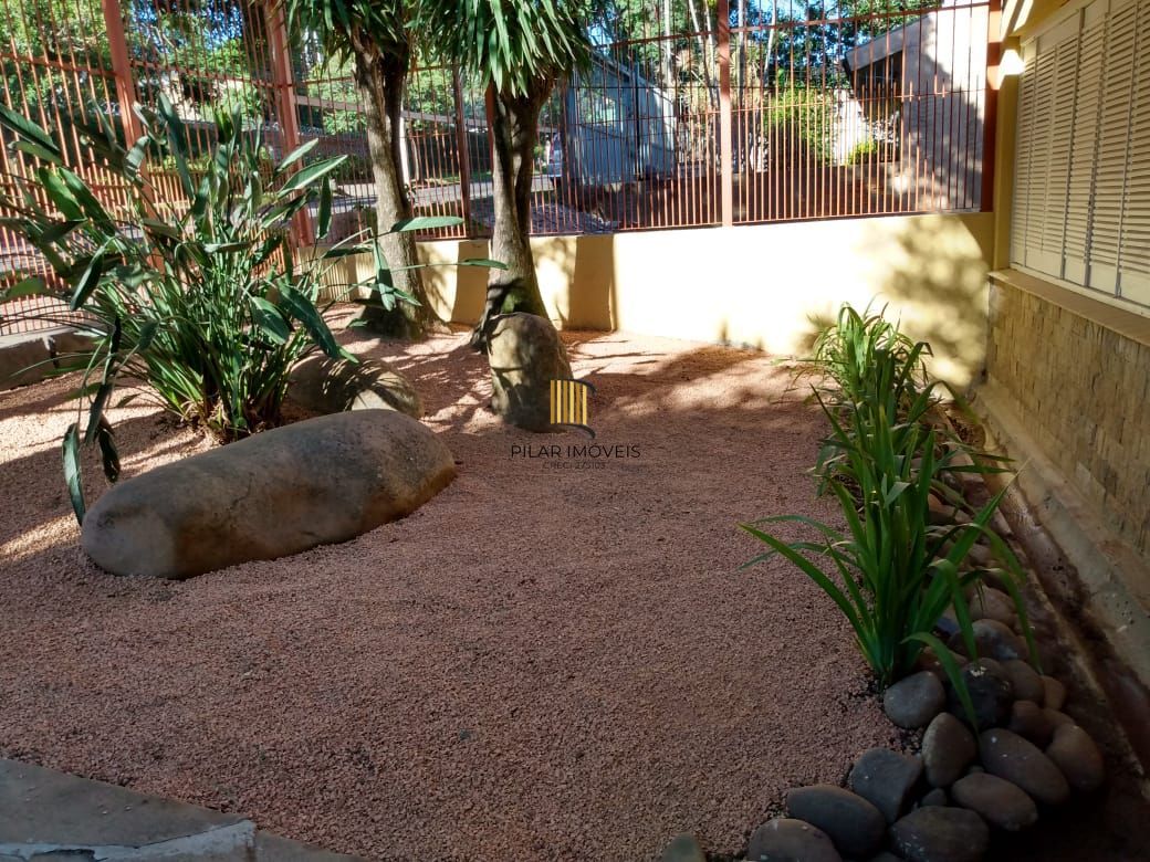 Casa ampla com pátio no Bairro Cristal, com 4 quartos