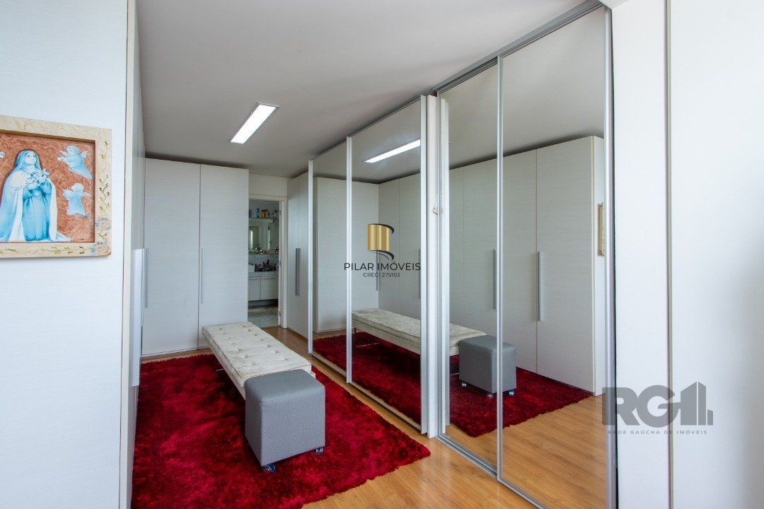 Casa em condominio . com 6 suites, sendo 3 suítes master com closet e hidro.