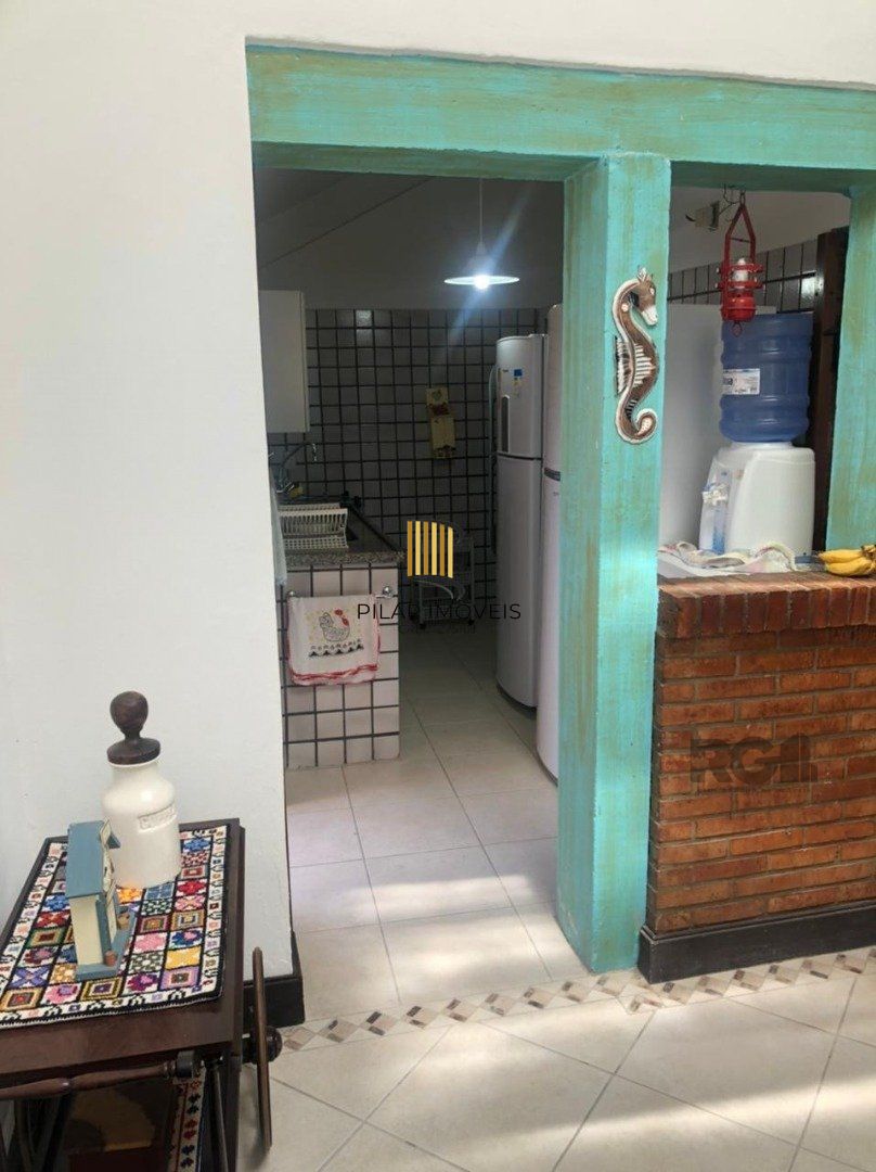 Espaçosa e acolhedora residência numas das esquinas em  charmosa rua de Atlântida, com imenso jardim, paisagismo, lareira,4 dormitórios, sendo  duas suítes.