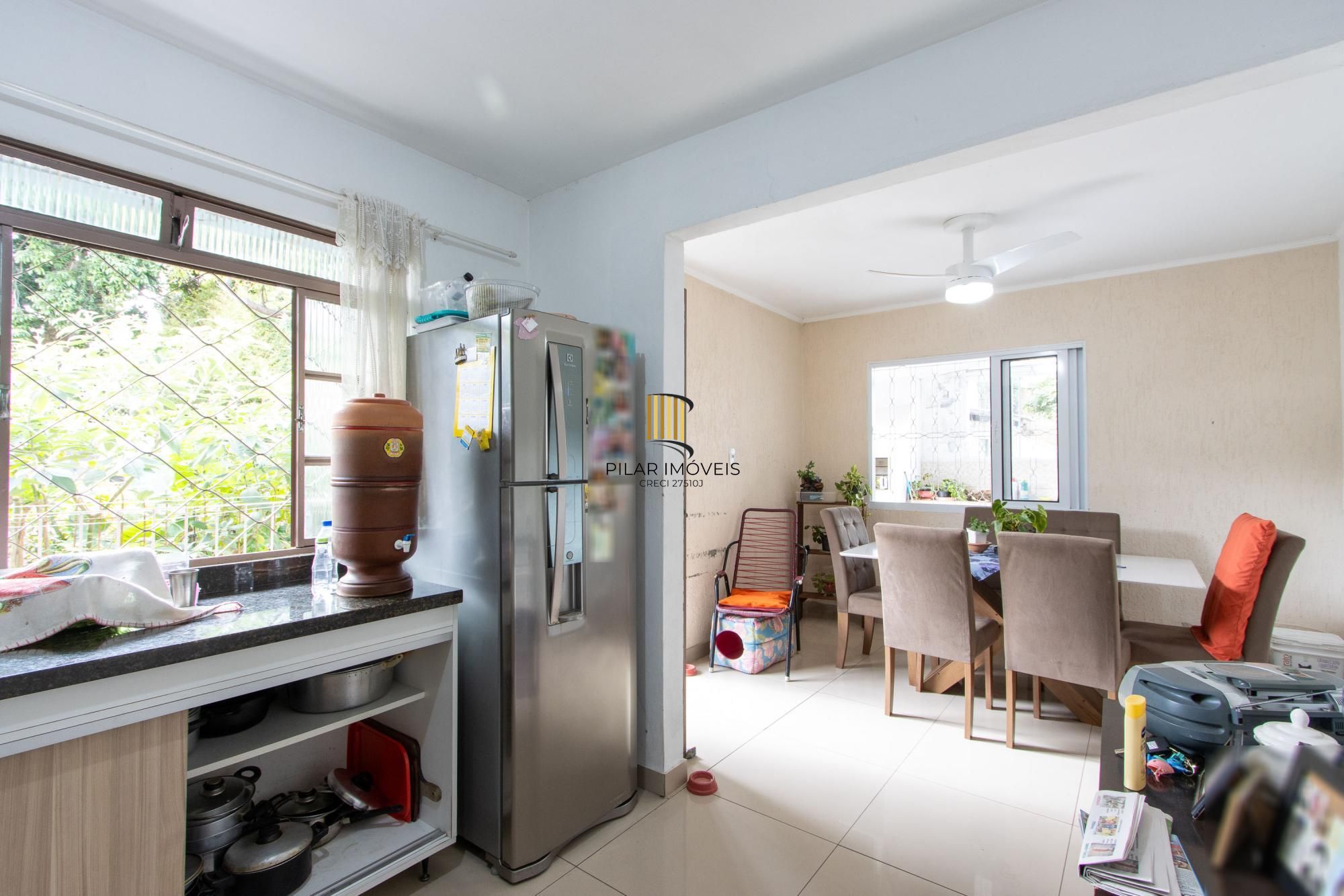 Casa ampla de 2 pavimentos com 4 dormitórios, 1 suite e 4 vagas no bairro Santa Tereza!