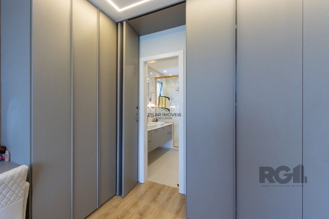 casa com  3 suítes no piso superior, mais 1 suíte no primeiro pavimento.