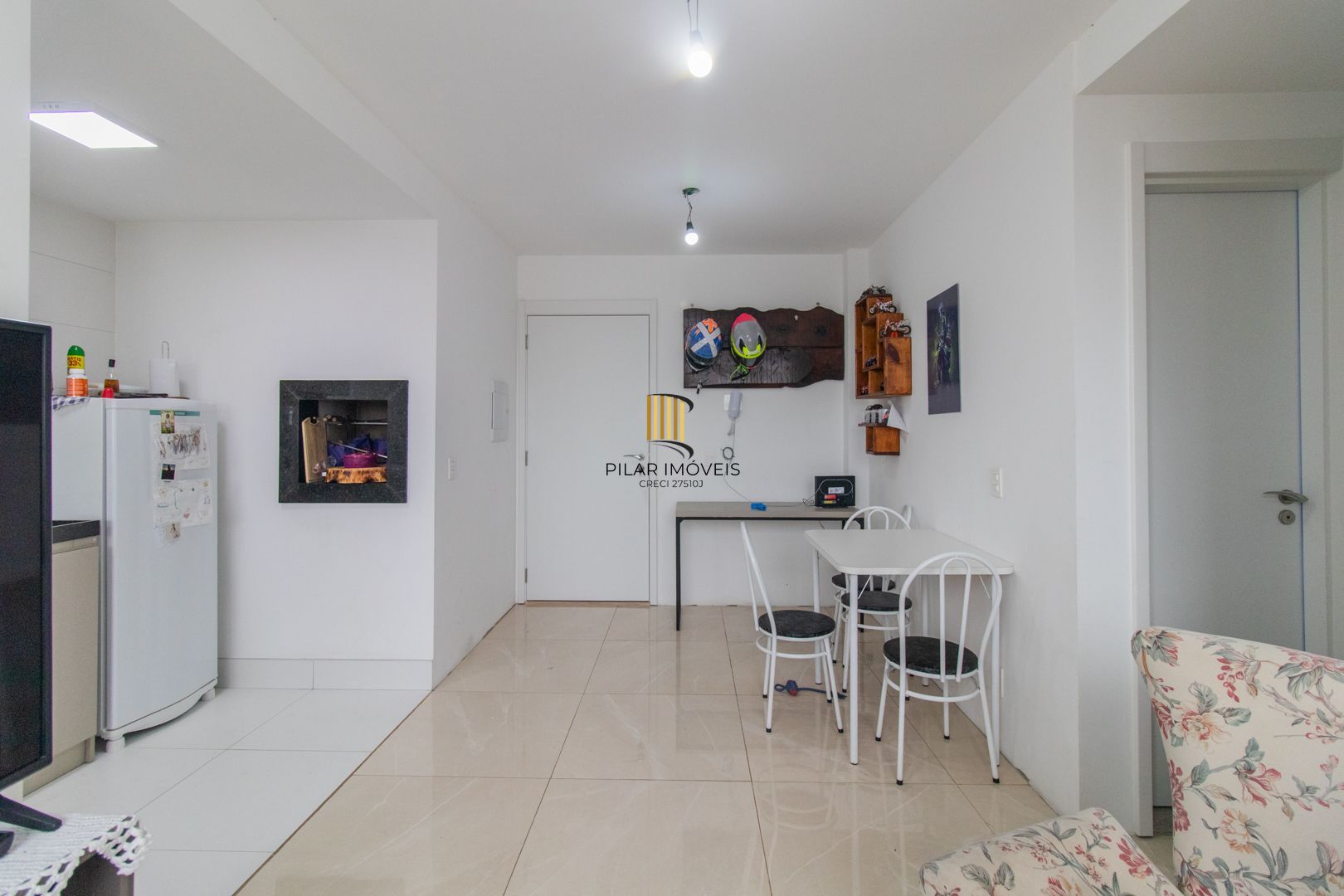 APARTAMENTO SEMIMOBILIADO 2 DORMITÓRIOS SENDO 1 SUÍTE E 1 VAGA ESCRITURADA