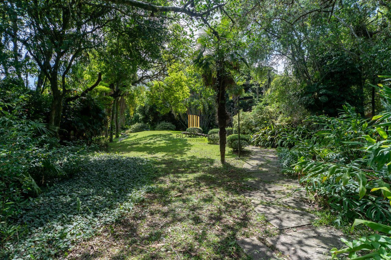 Casa à venda com1981m², 13 dormitórios, 4 suítes, 30 vagas, terreno de 1,2 hectares, no bairro Pedra Redonda em Porto Alegre