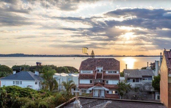 Casa no Bairro Vila Assunção com 4 dormitórios sendo 1 suíte e vista para o Guaíba