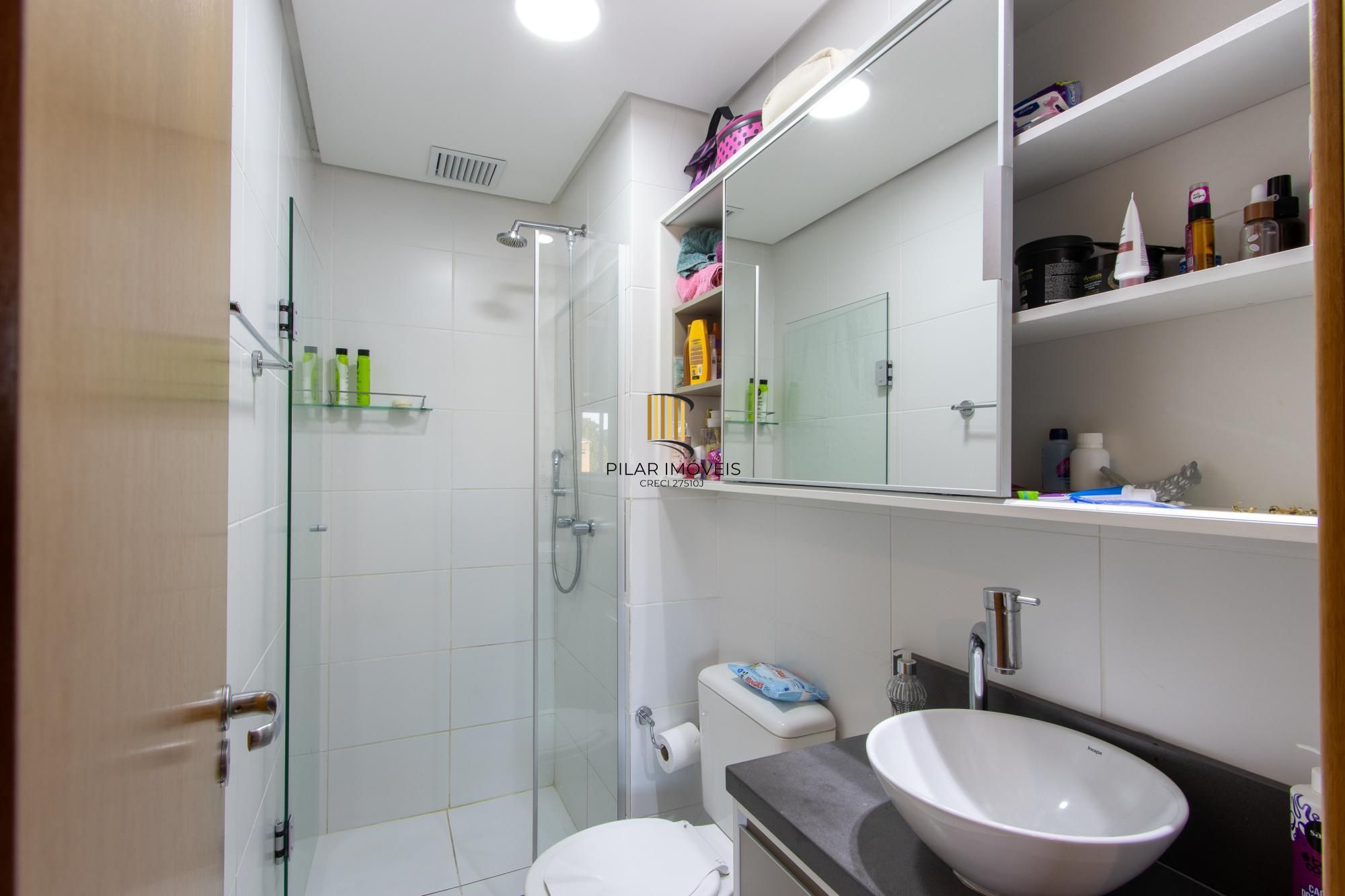 Apartamento de 62m²,  2 dormitórios com suíte, churrasqueira, vaga coberta, infraestrutura completa, na zona sul de Porto Alegre.