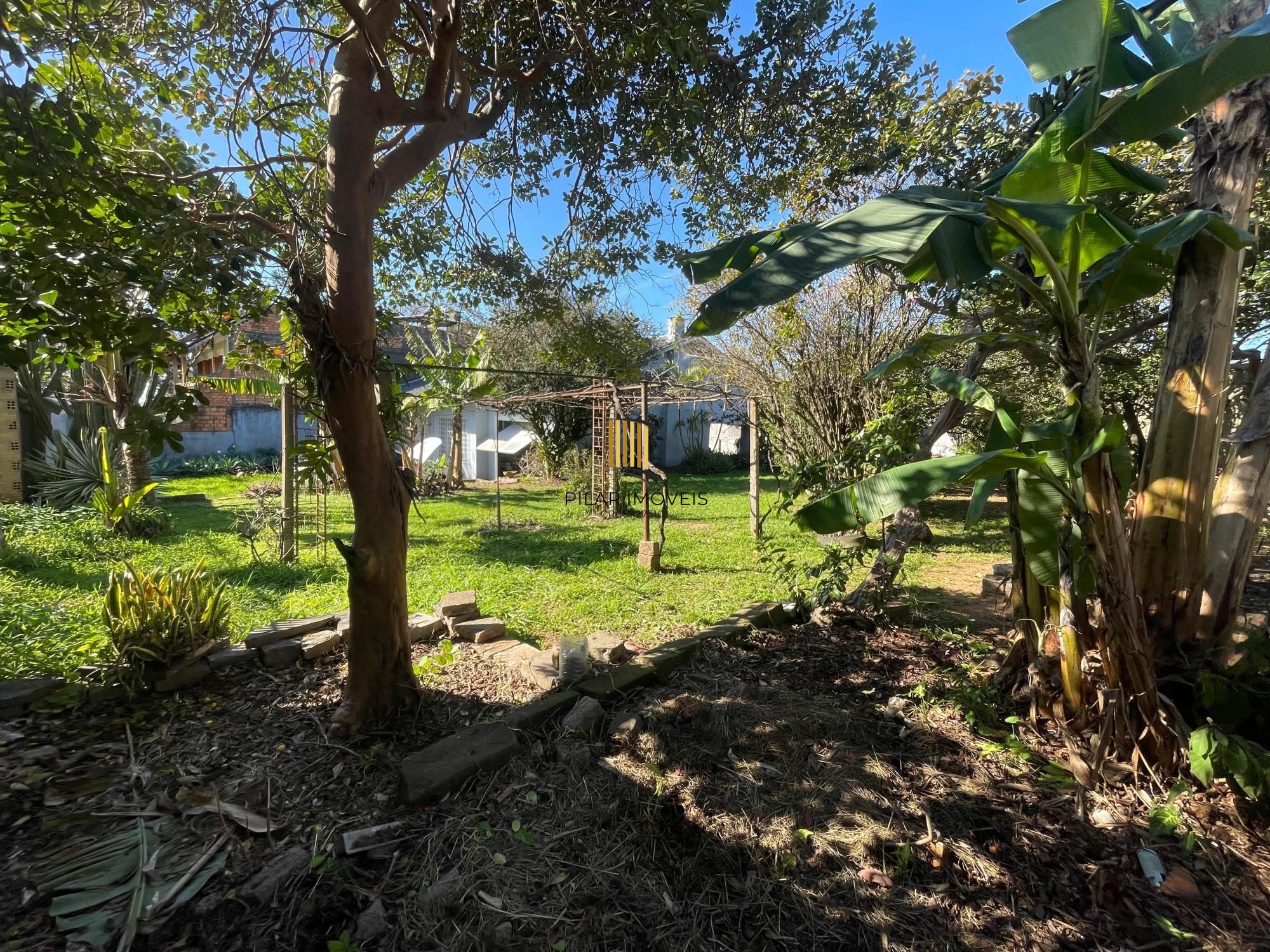 Terreno de esquina, com 429m², está situado no coração do bairro Medianeira