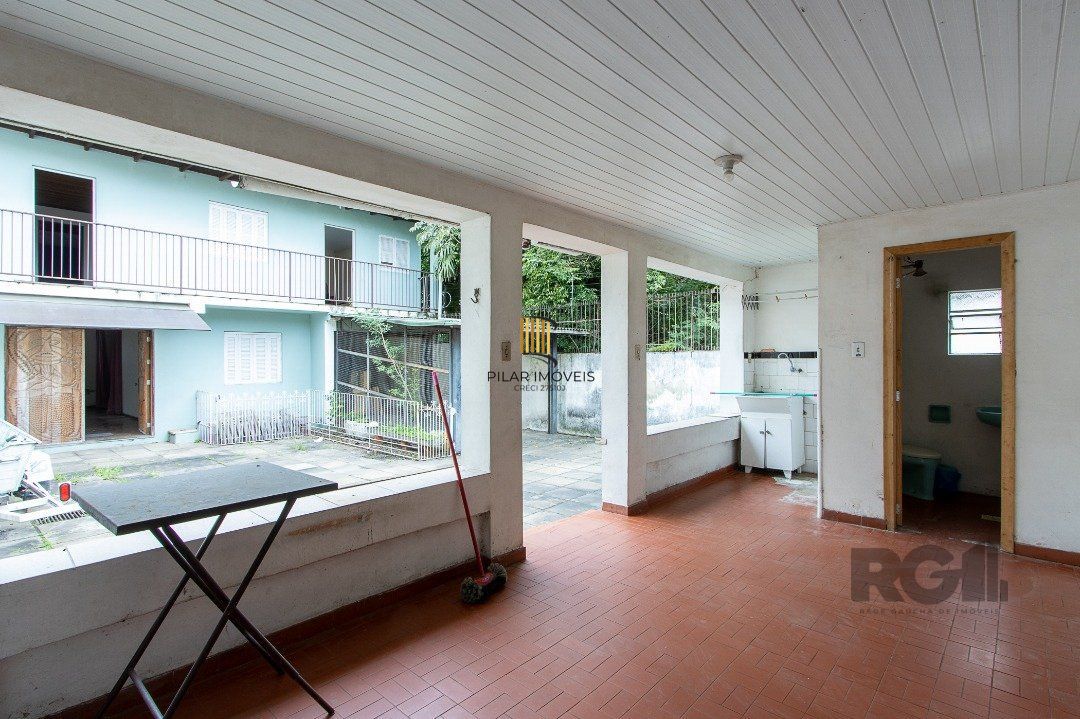 Casa 5 dormitórios no bairro Ipanema