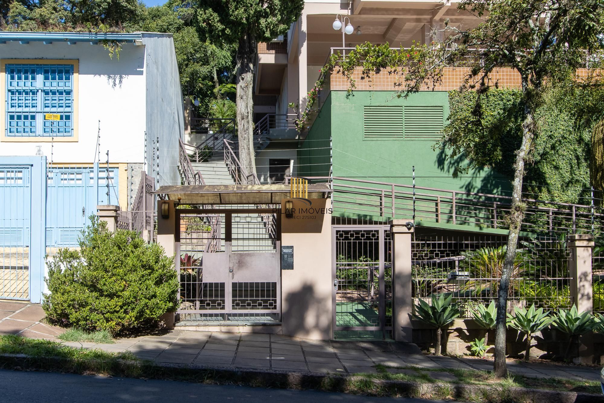 Apartamento de 2 dormitórios, 1 suíte e 2 vagas de garagem no bairro Tristeza.