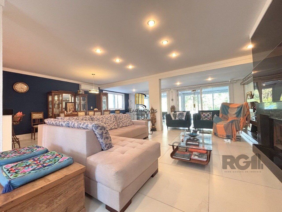 Casa em condomínio com pátio, piscina, 3 suítes e 2 vagas