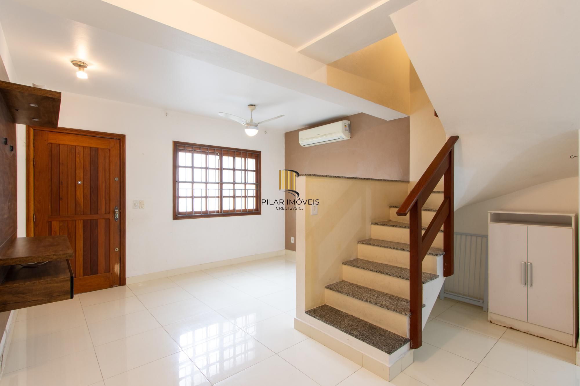 A casa possui 78m² de área construída, com um adicional de 20m²