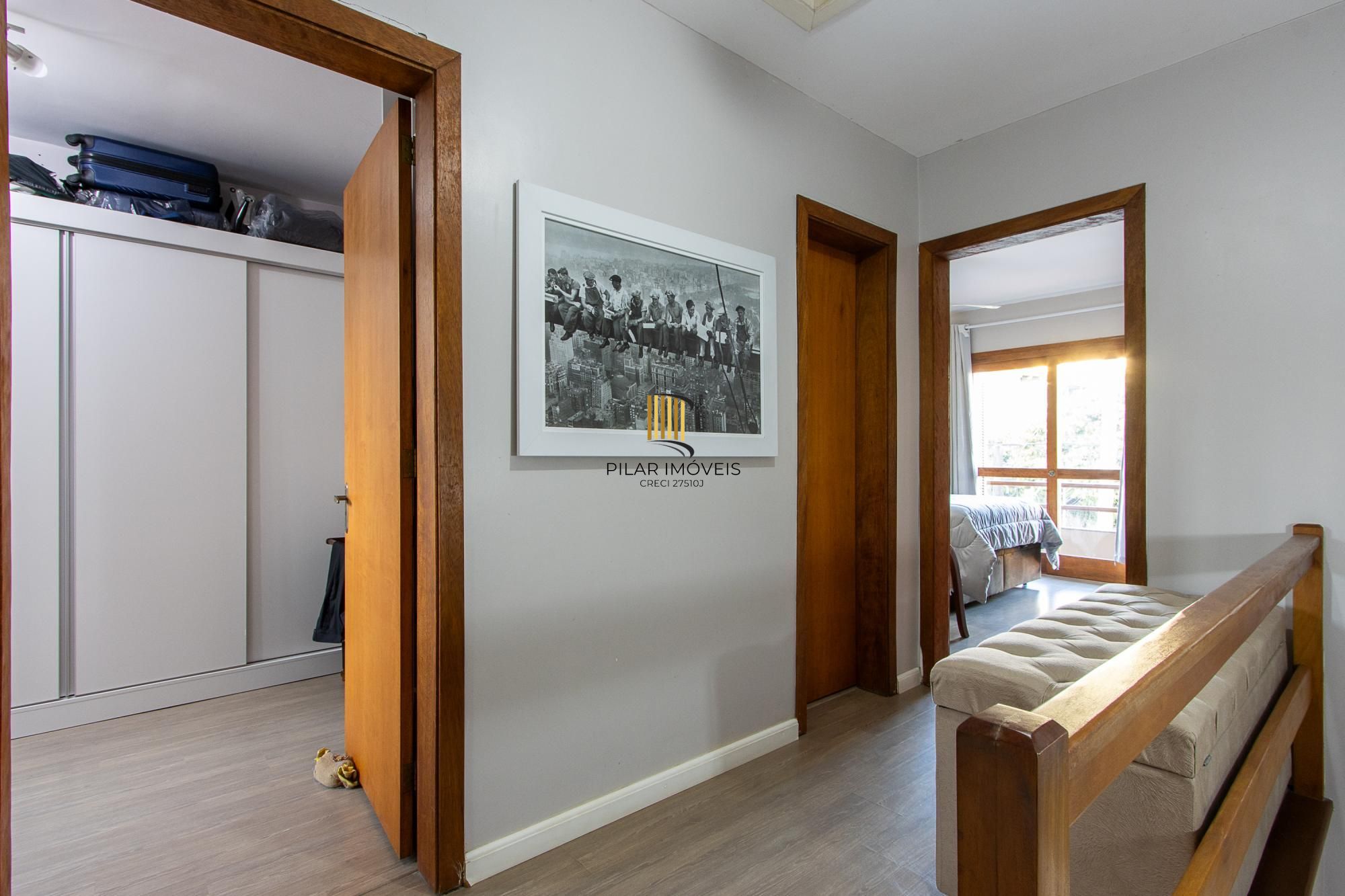 Casa de condomínio, 3 quartos, 1 suíte, piscina e 2 vagas de garagem;