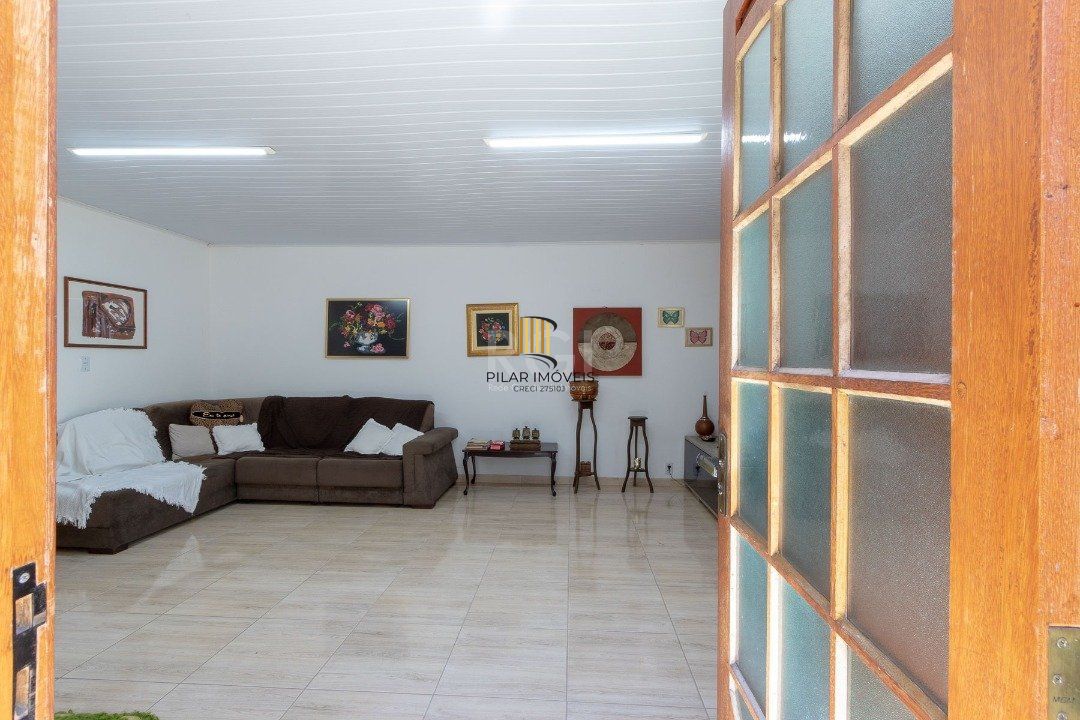 Casa para Venda - 370m², 4 dormitórios, sendo 1 suites, 6 vagas - Lomba do Pinheiro