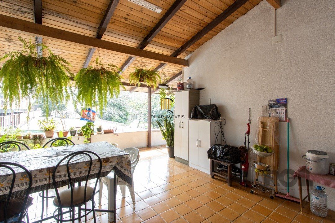Casa 7 dormitórios no bairro Camaquã