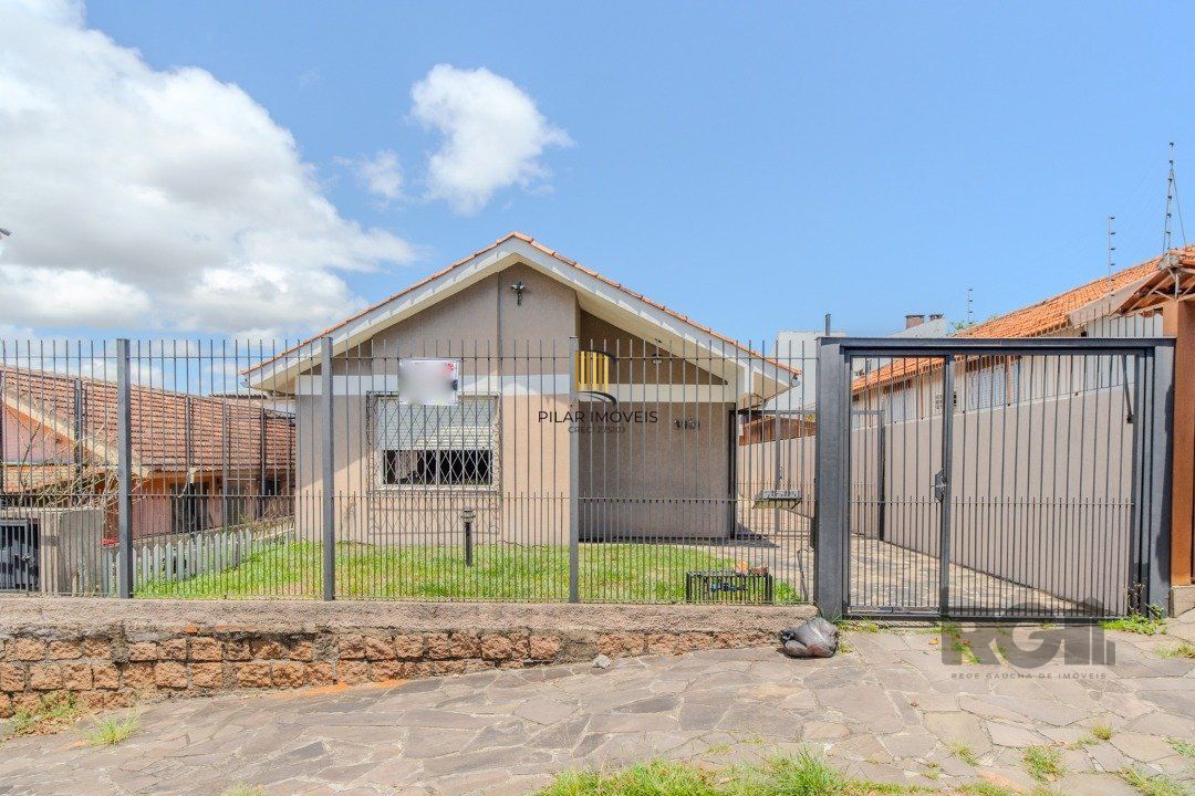 Casa 3 dormitórios I Suíte Master I vaga p/5 carros I Bairro Cavalhada