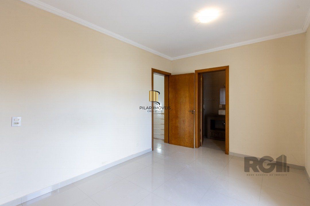 Casa 3 dormitórios no bairro Hípica