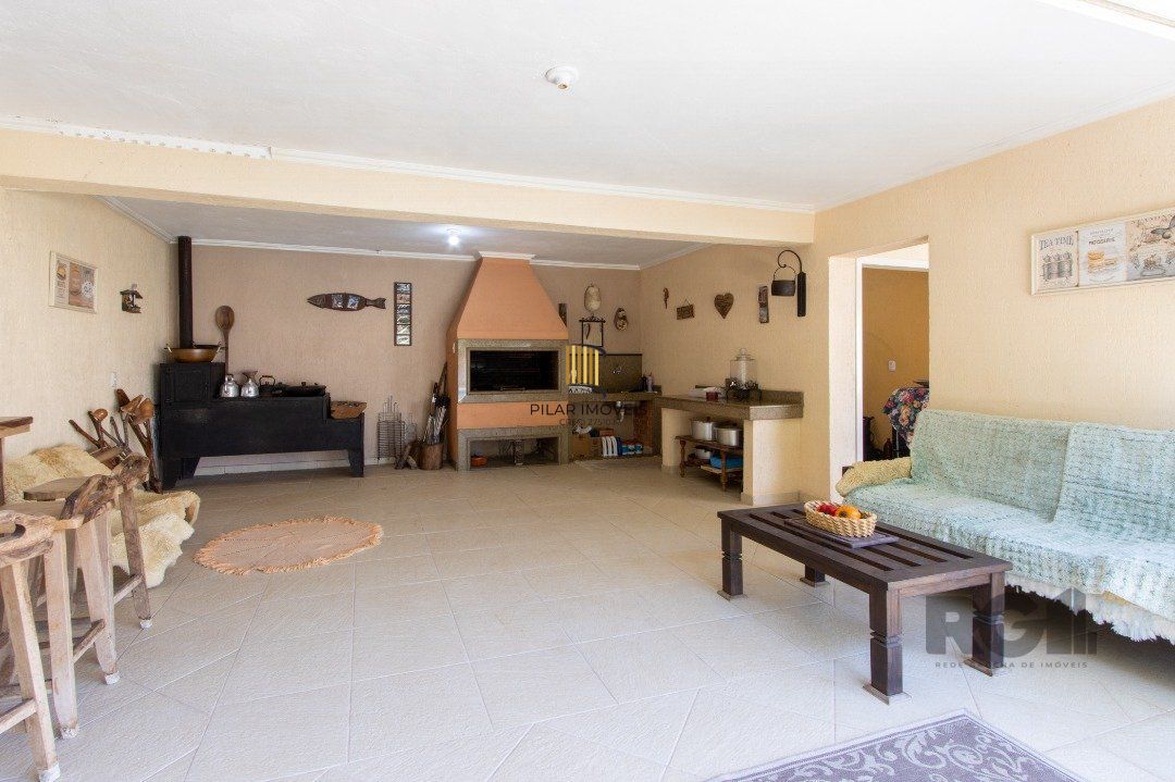 Casa com 452m² de área construída, 02 suítes, banheira de hidro, closet, 02 banheiros sociais, 03 living com 02 ambientes, 02 lareiras