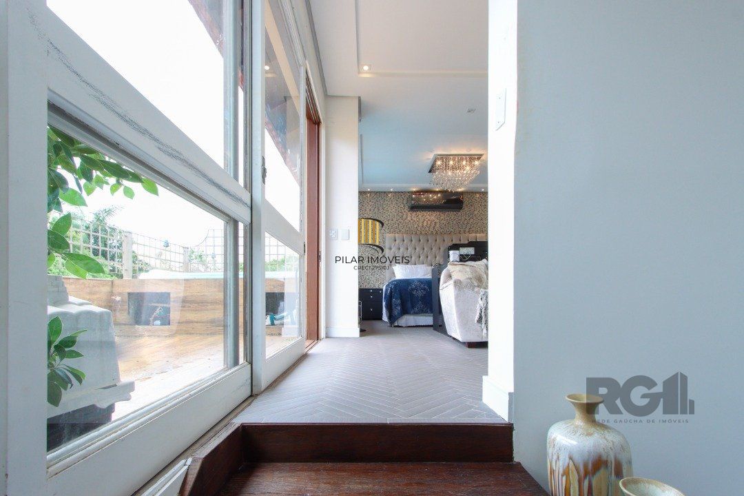 Casa com 327m² de área privativa, oferecendo 3 dormitórios, sendo 3 suítes
