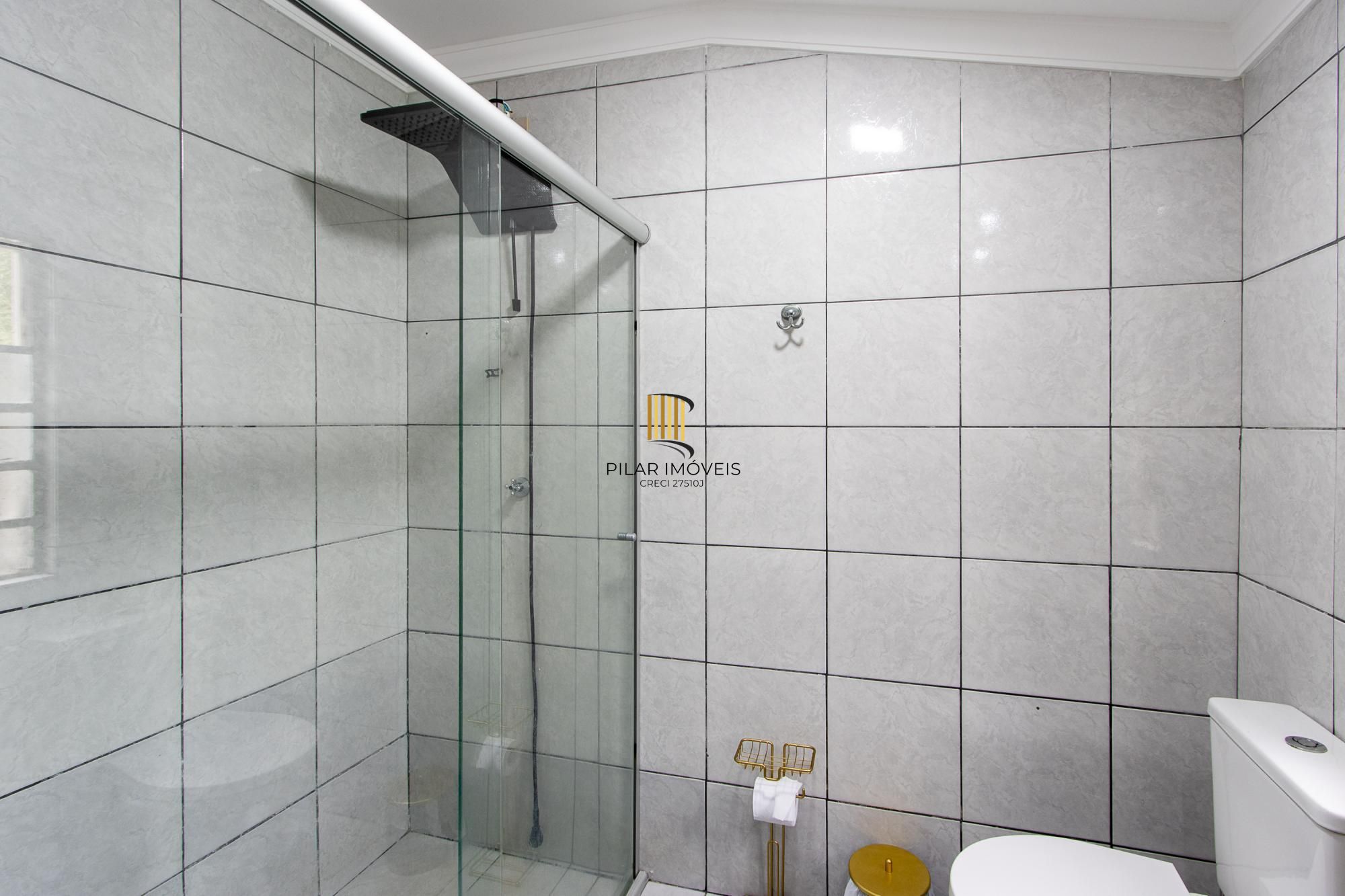 Casa de 4 dormitórios, 2 suítes, piscina, pátio e 2 vagas de garagem.