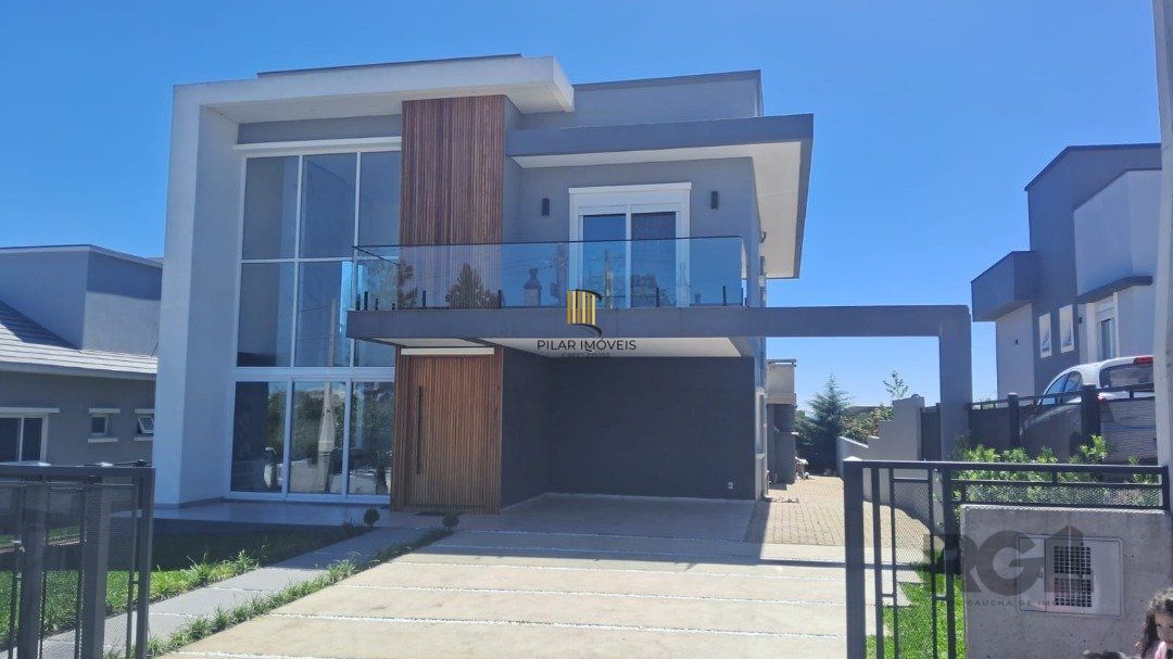 Linda Casa Ampla com 3 Suítes Construída Recentemente em Condomínio no Bairro Nobre de Gramado