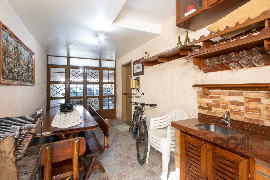 Casa de alvenaria, 3 quartos, 1 suíte, 4 banheiros e 5 vagas de garagem.