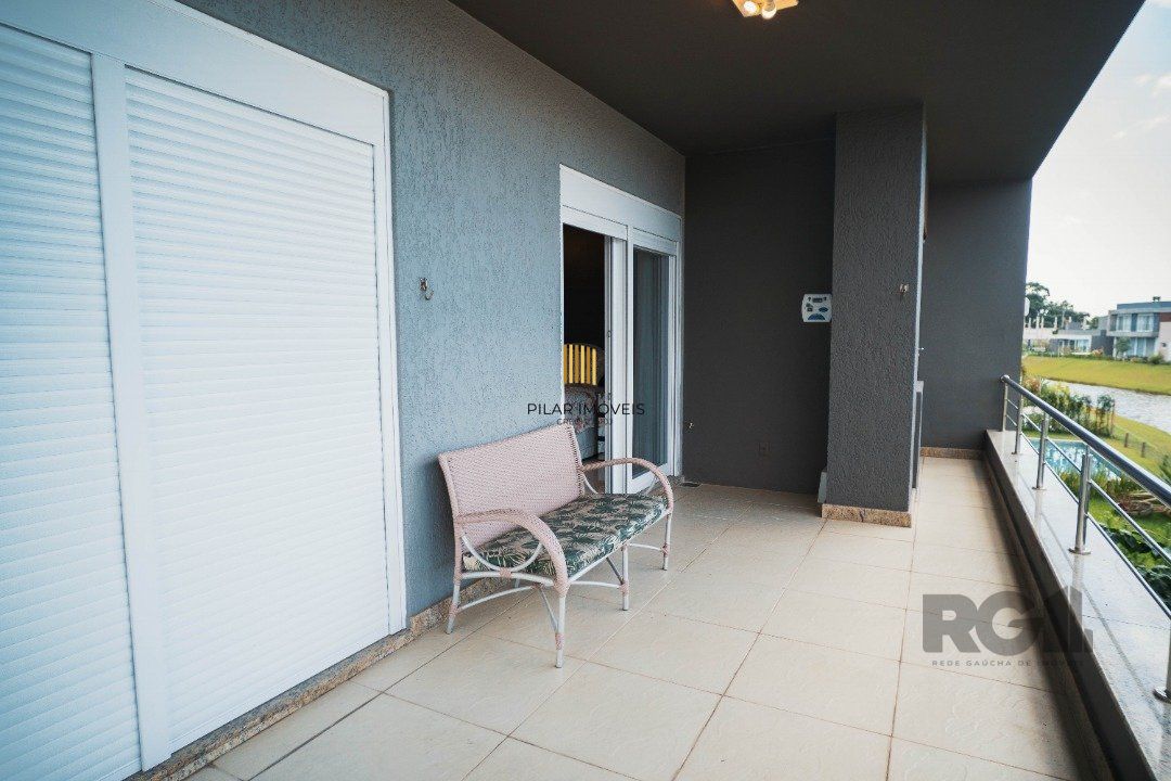 Oportunidade Única! Casa em Condomínio à Beira do Lago com 4 Suítes, sendo uma Térrea e uma Suíte Master Espetacular!