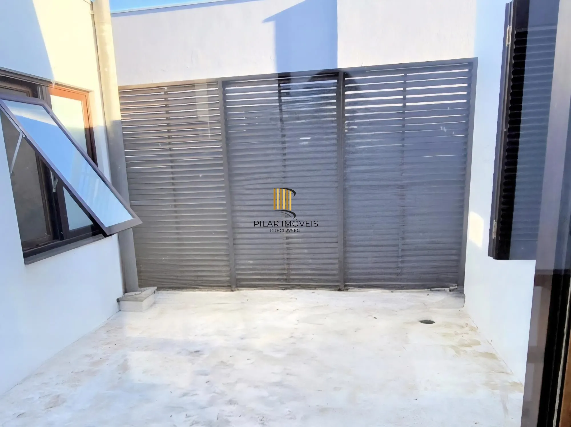 Casa no Condominio Terra Ville.  3 suites, com fundo para o lago.