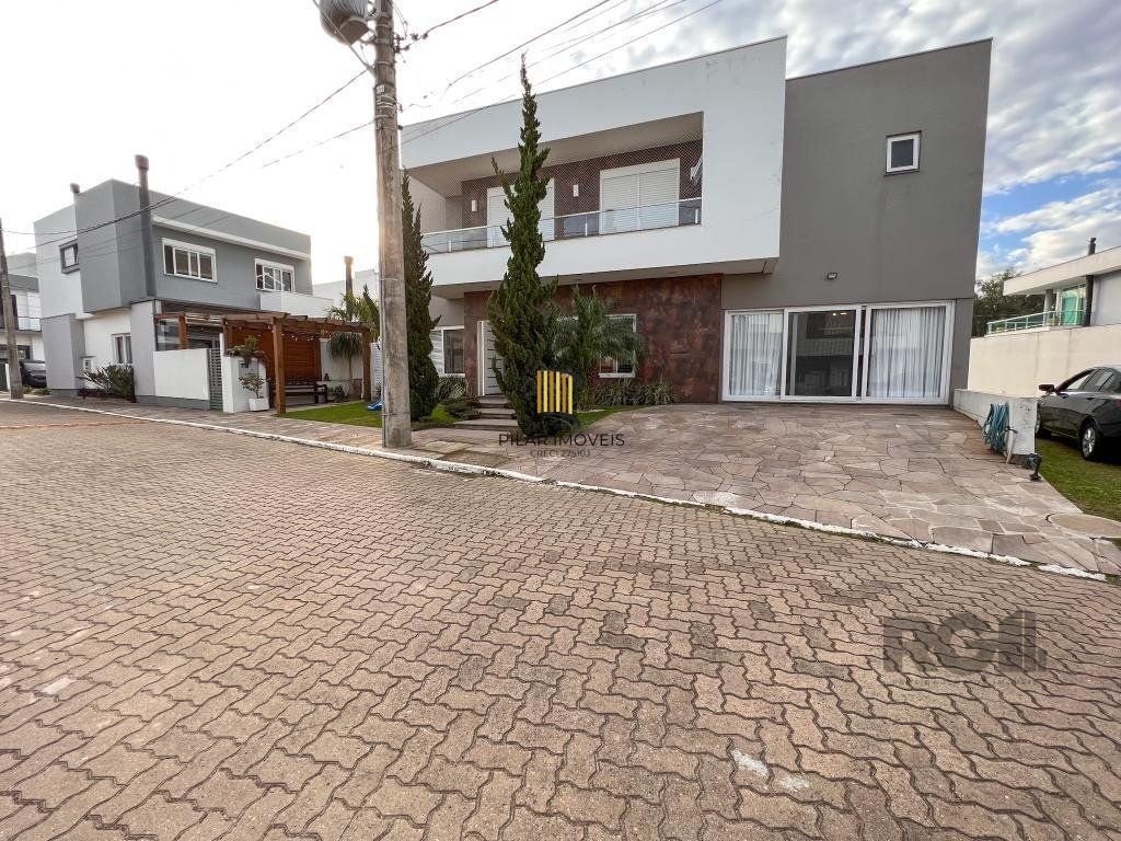 Excelente residência com aproximadamente 219m² privativos,