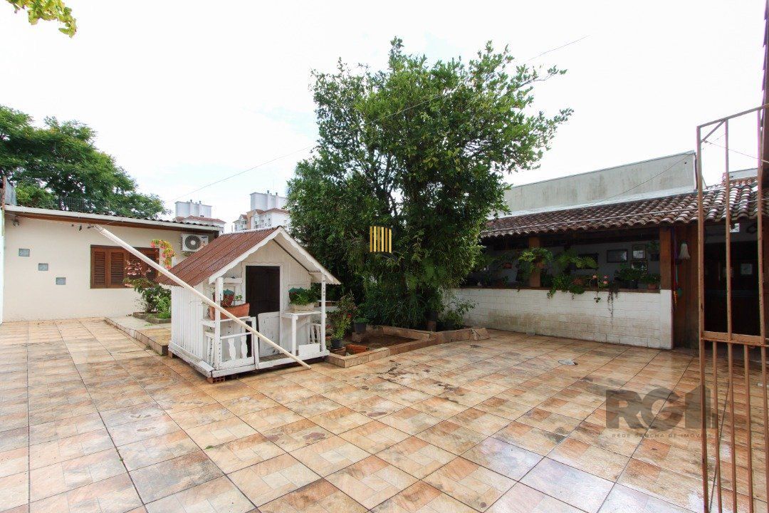 Casa térrea com  hall de entrada ,4 dormitórios