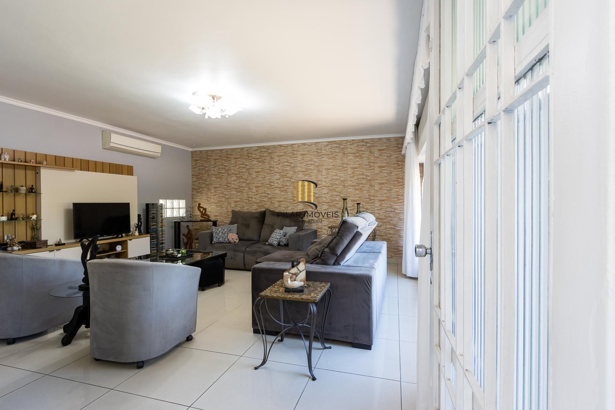 Casa de alvenaria, 4 dormitórios, 2 suítes, bairro Cristal.